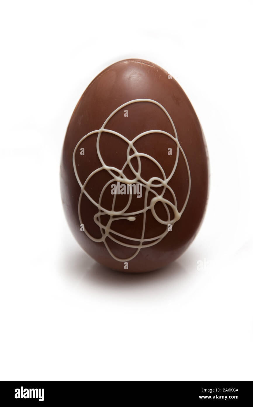 Schokoladen-Osterei isoliert auf einem weißen Studio-Hintergrund Stockfoto