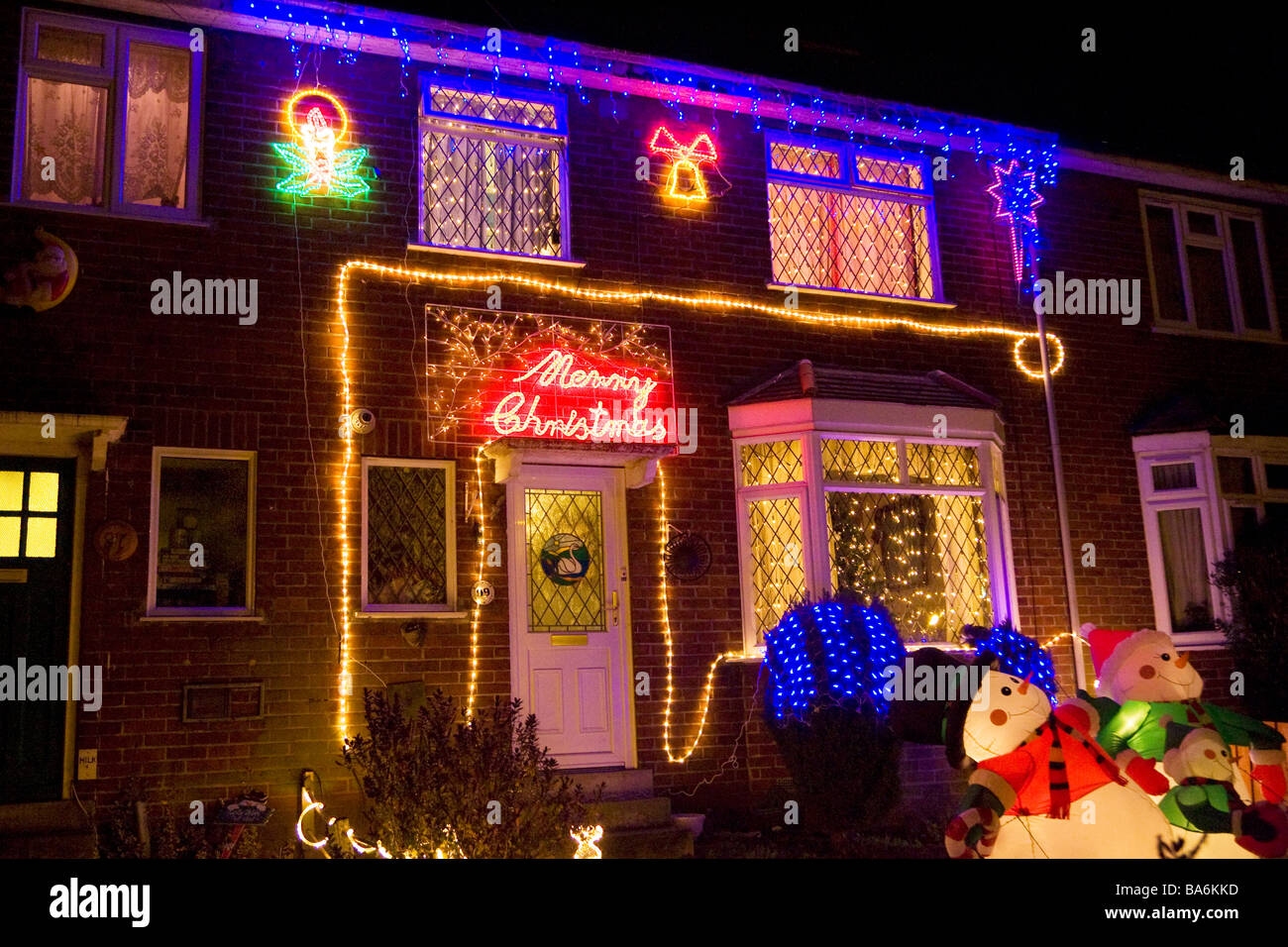 Weihnachtsbeleuchtung auf der Vorderseite eines Hauses in Suffolk, UK Stockfoto