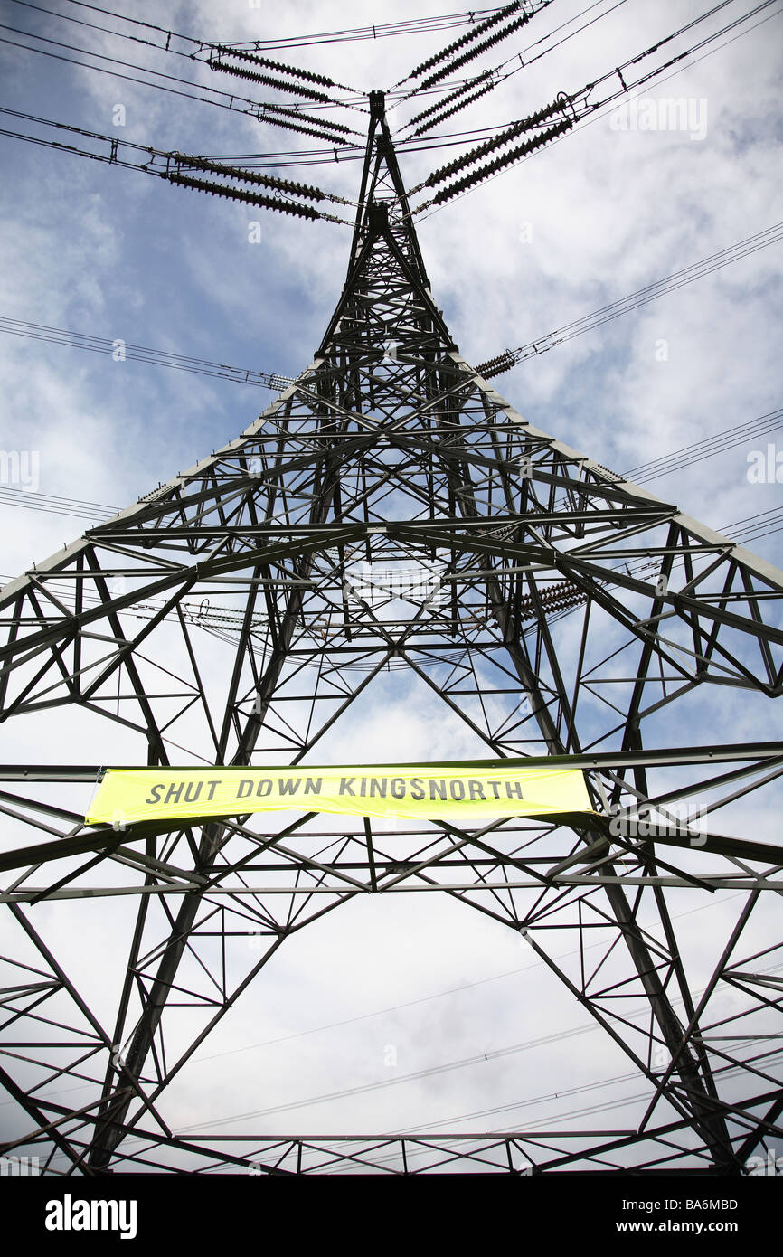 Klima-Aktivisten skalieren ein Strommast bei Kingsnorth, Kent.  Der Pylon trägt hohen Spannung aus der Kohle betriebene Anlage. Stockfoto