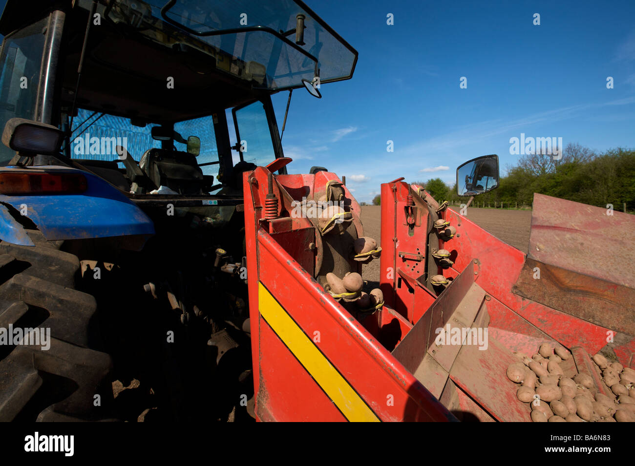 Pflanzen von Kartoffeln mit einem New Holland TS90 4WD Traktor UK Stockfoto