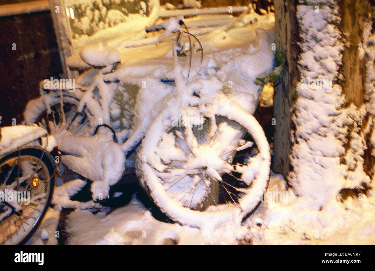 Fahrräder bekommen im verschneiten Jahreszeit Winter winterlichen Schnee Schneefall Winter-Pause-in Abend beendeten Fahrradstellplätze nutzlos Stockfoto