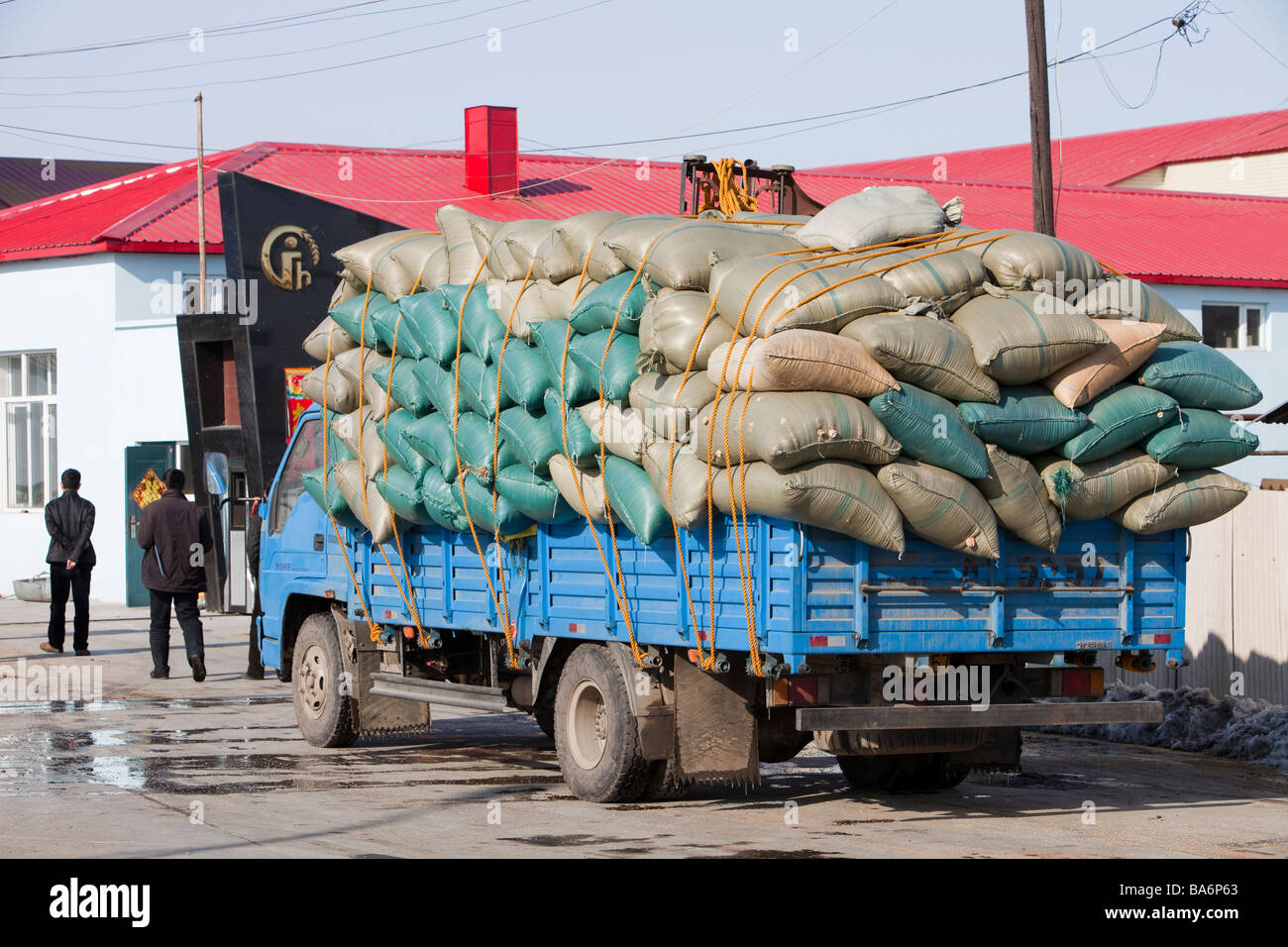 Säcke mit Essen außerhalb essen Depot in der Provinz Heilongjiang in Nordchina Stockfoto