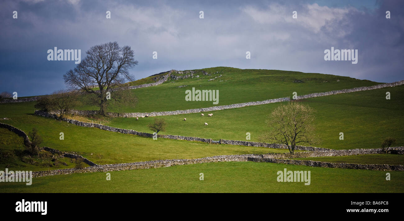 Eine hügelige Landschaft am Rande des Derbyshire Peak District Stockfoto