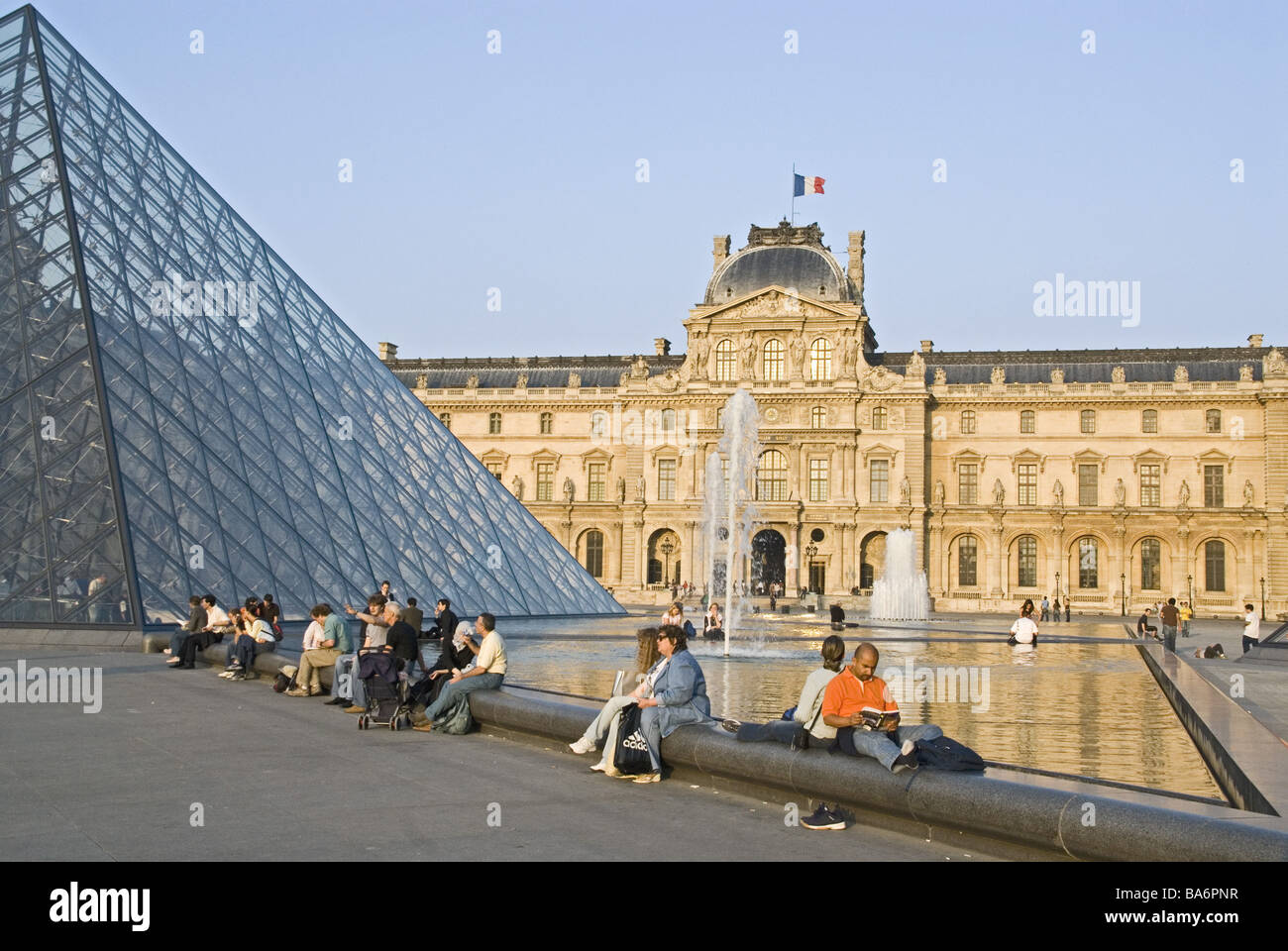 Frankreich Paris Musee du Louvre Glaspyramide Brunnen-Installation Touristen keine Eigenschaft release keine Modelle Museum Grand Louvre-Museum Stockfoto