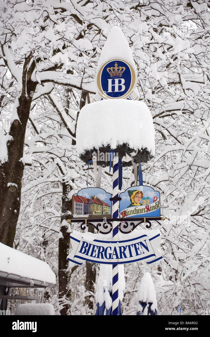Bier-Garten-Schild eingeschneit Bäume kahl Bier Garten-Sign Saison Winter winterliche nicht-Saison vor-und Nachsaison draußen Schnee Schnee bedeckten Stockfoto