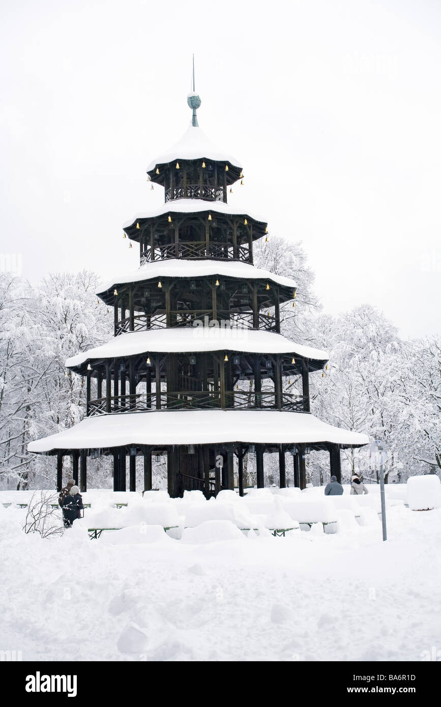 Deutschland Bayern München englischer Garten chinesischer Turm Biertische Schnee bedeckten Kellner-Bayern Park Anblick Architektur Parkbäumen Stockfoto