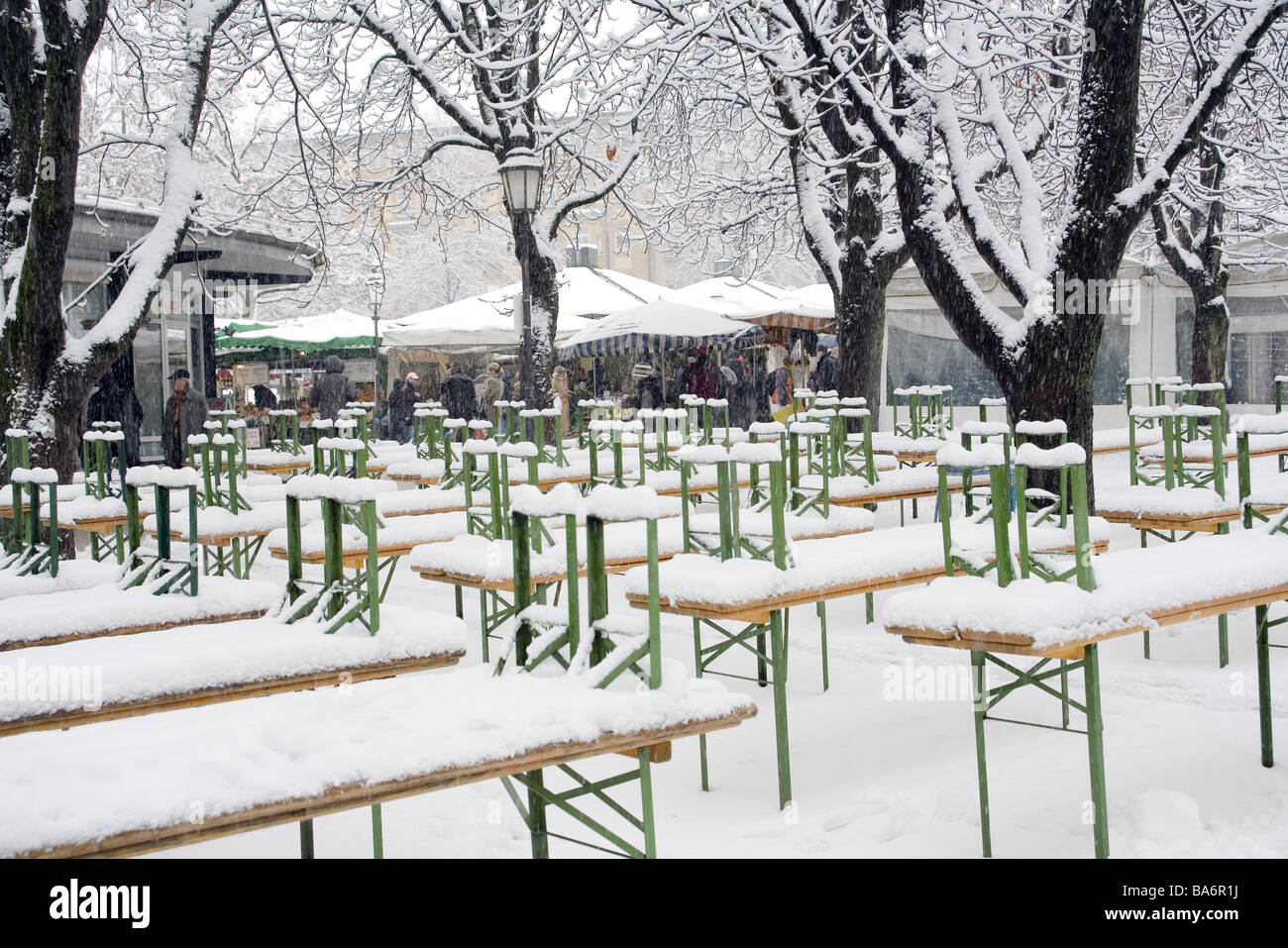 Deutschland Bayern München Viktualienmarkt Biertische Schnee bedeckten Kellner-Bayern Anblick Bäume Bier Bier-Gartenbänke Stockfoto
