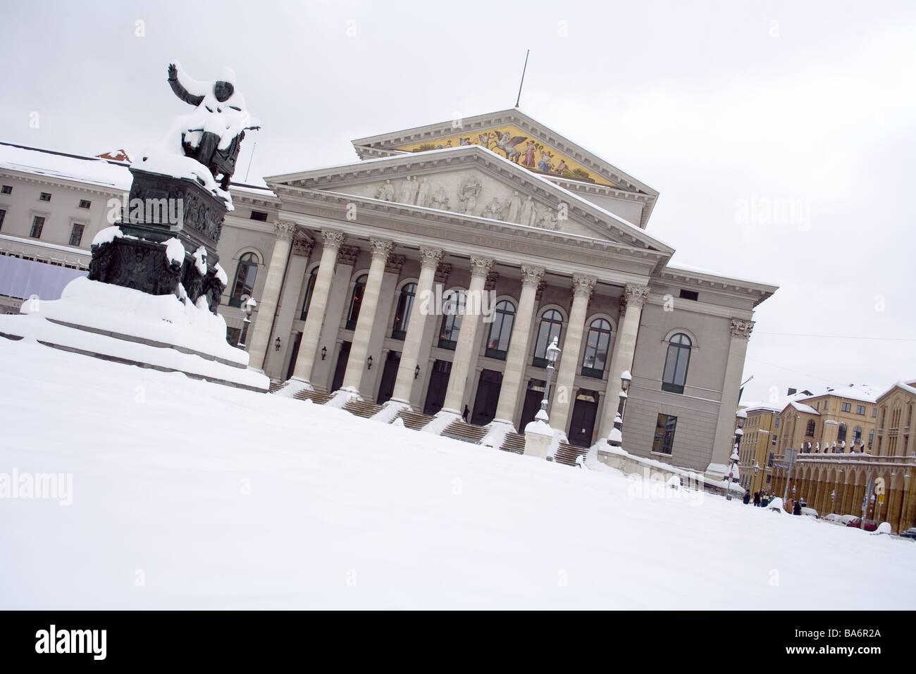 Deutschland Kellner-Bayern München Max-Joseph-Platz National-Theater Max-Joseph-Denkmal Schnee Bayern-City-Theater-Theater-Stil Stockfoto