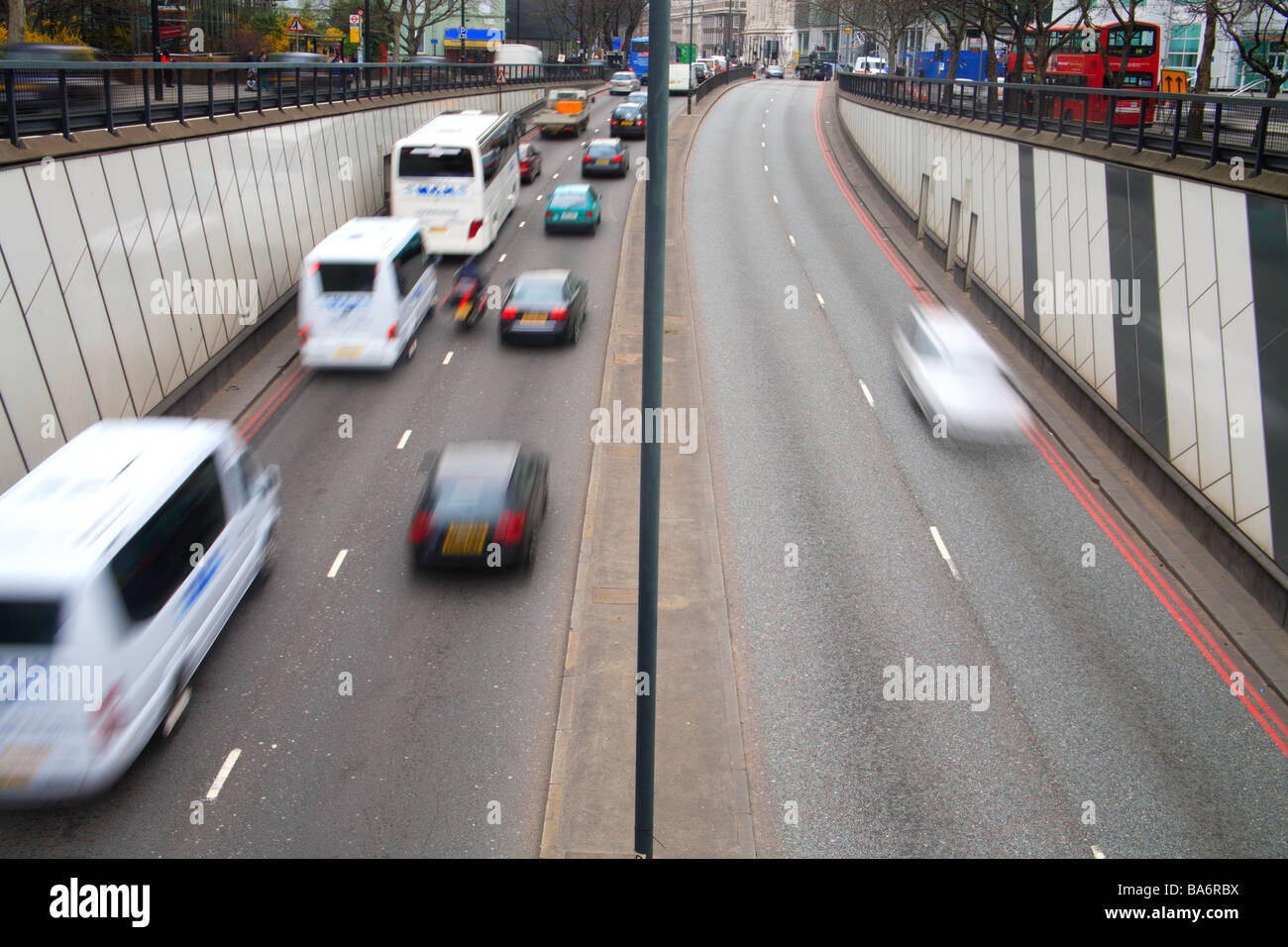 London-Viadukt Straße zweispurigen Verkehrsstaus beschäftigt Stockfoto