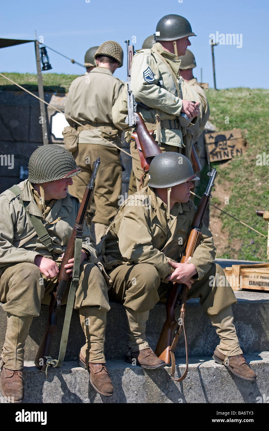 Gruppe von WW2 amerikanischen Soldaten mit Gewehren. Stockfoto