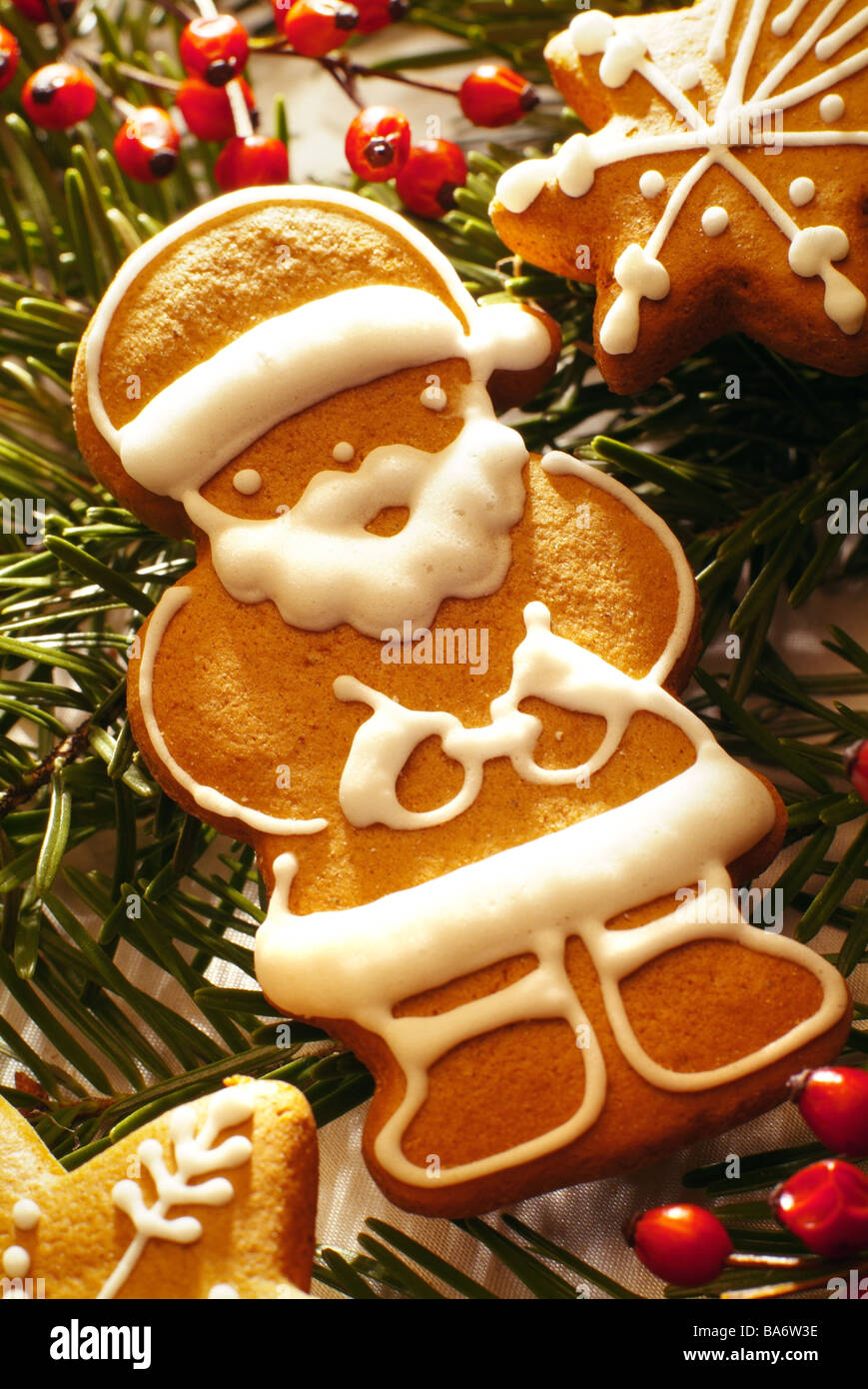 Lebkuchen-Figuren verziert Zuckerguss Nikolaus Tannenzweigen Beeren Weihnachtsbäckerei Vorschiff-Ware Pfefferkuchen Stockfoto