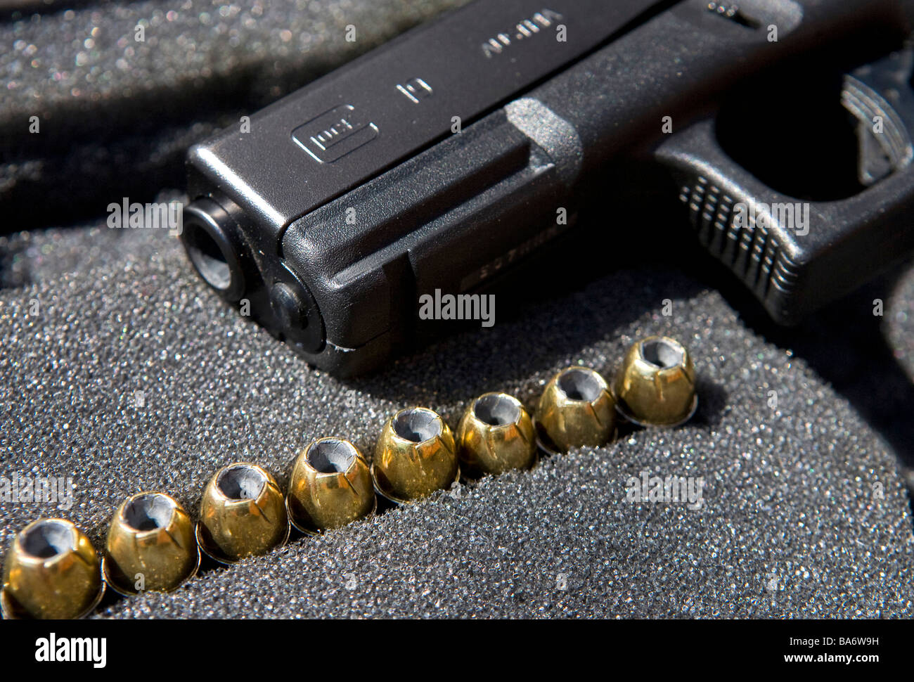 9mm handgun -Fotos und -Bildmaterial in hoher Auflösung – Alamy