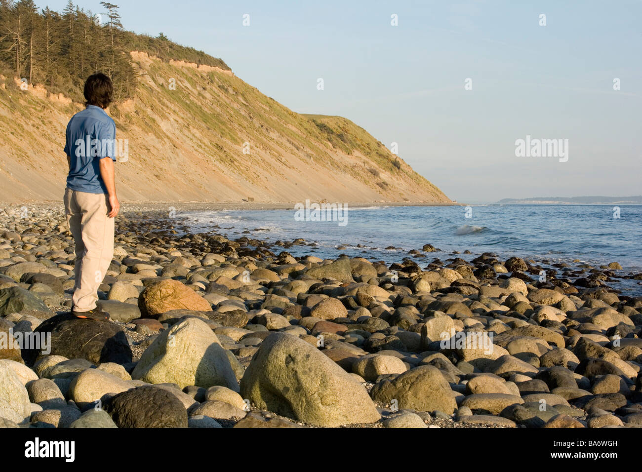 Mann auf felsigen Strand - Fort Ebey State Park, Washington Stockfoto