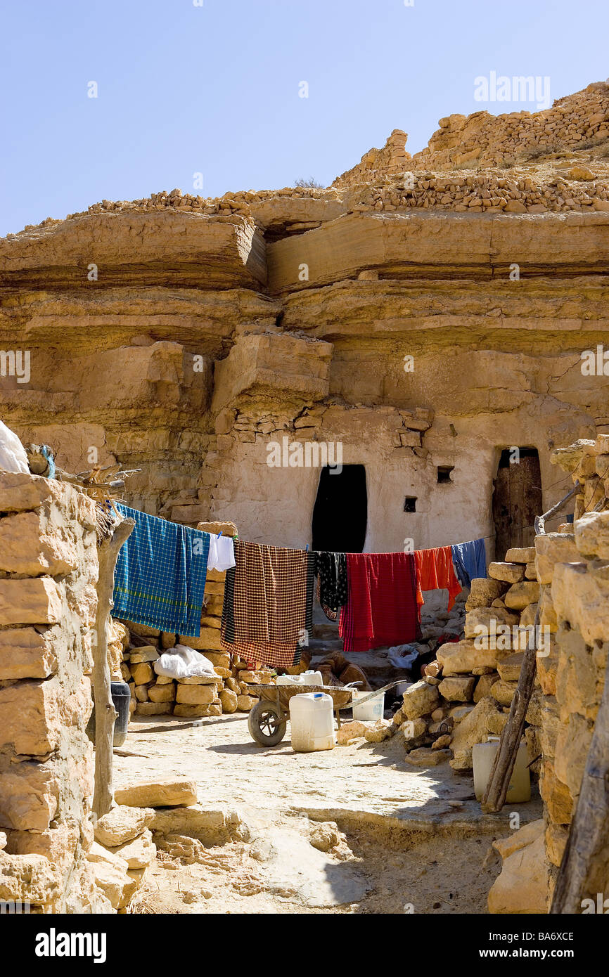 Tunesien Chenini Einbaum Vorplatz Kleidung Linie Süd-Tunesien Berber-Dorf Berge Felsen Appartements Höhlen Eingang Zeichenfolge Stockfoto