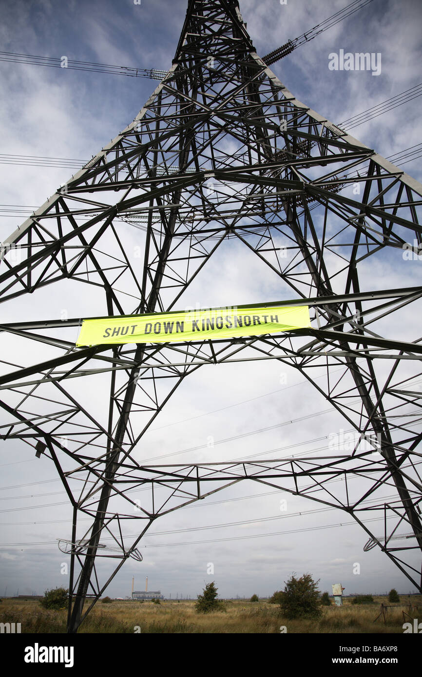 Klima-Aktivisten skalieren ein Strommast bei Kingsnorth, Kent.  Der Pylon trägt hohen Spannung aus der Kohle betriebene Anlage. Stockfoto