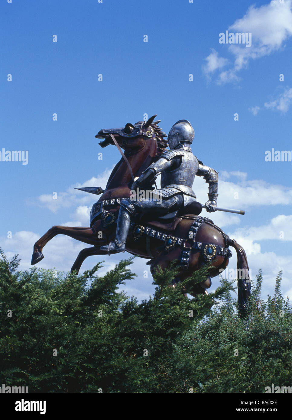 Sträuchern Kunststoff Ritter Lanze Pferd zurück-Stellungnahme von unten Wolke Himmel Serie Skulptur Reitpferd Fahrer Ritter-Rüstung Stockfoto Sträuchern Kunststoff Ritter Lanze Pferd zurück-Stellungnahme von unten Wolke Himmel Serie Skulptur Reitpferd Fahrer Ritter-Rüstung Stockfoto