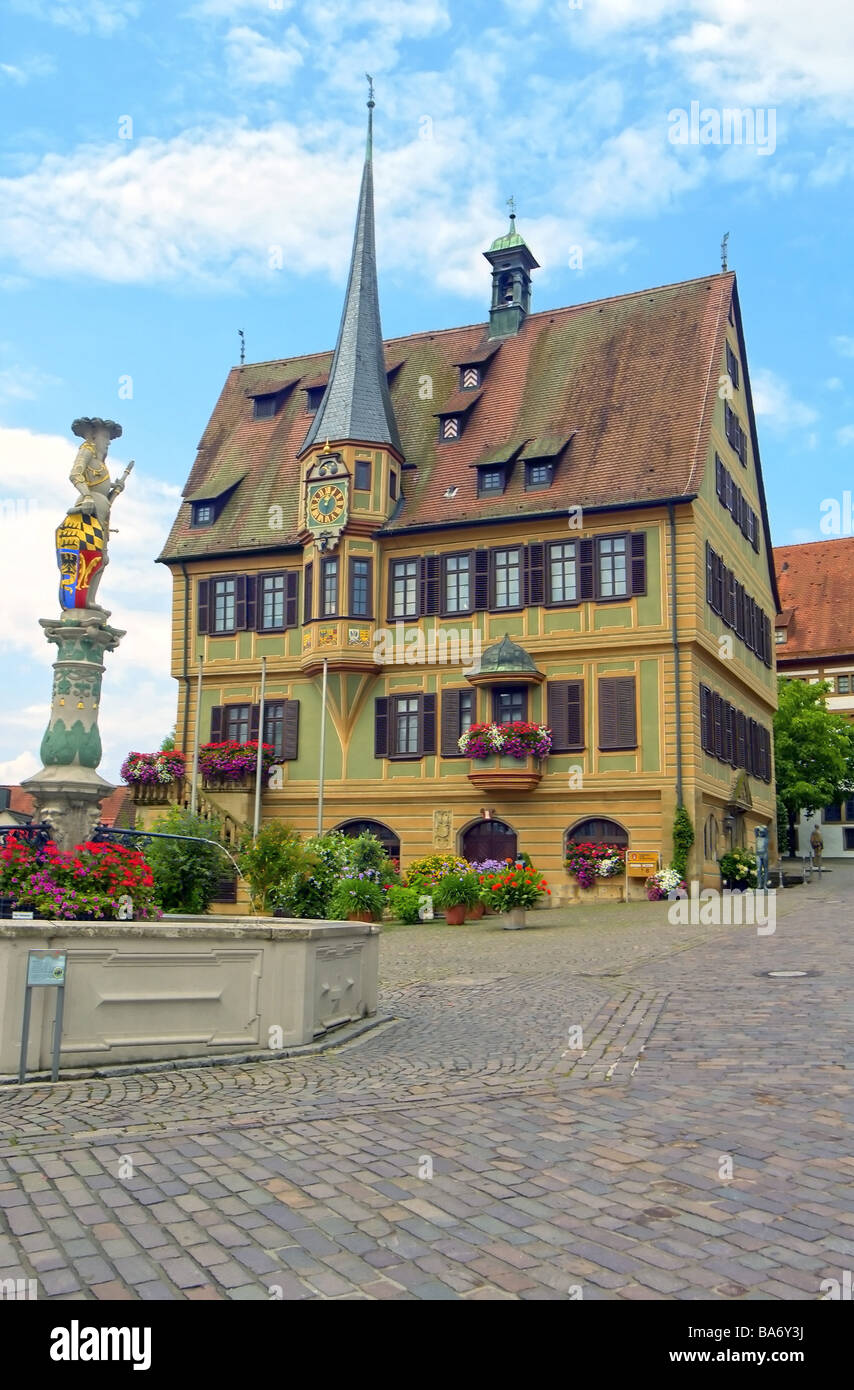 Deutschland BadenWürttemberg BietigheimBissingen Rathaus Marktplatz junge FrauBrunnen Stadt