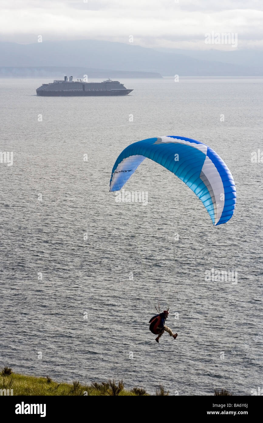 Gleitschirm mit Kreuzfahrtschiff im Hintergrund - Fort Ebey State Park, Washington Stockfoto