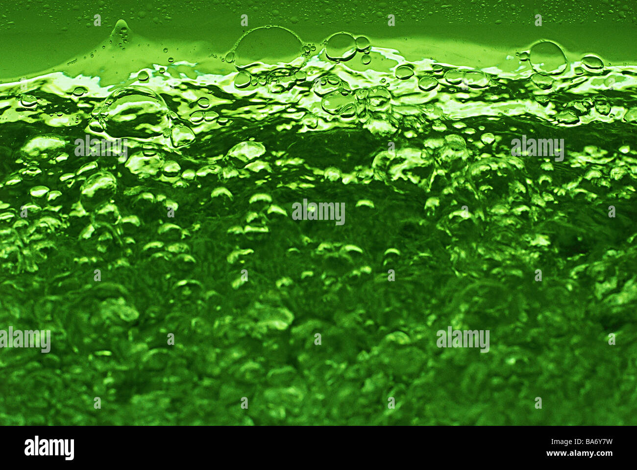 Grüne Flüssigkeit Luft-Blister Wasser farbig getönten Luftblasen Luftblasen Element Struktur Muster Hintergrund Text-Raum Hintergrund Stockfoto