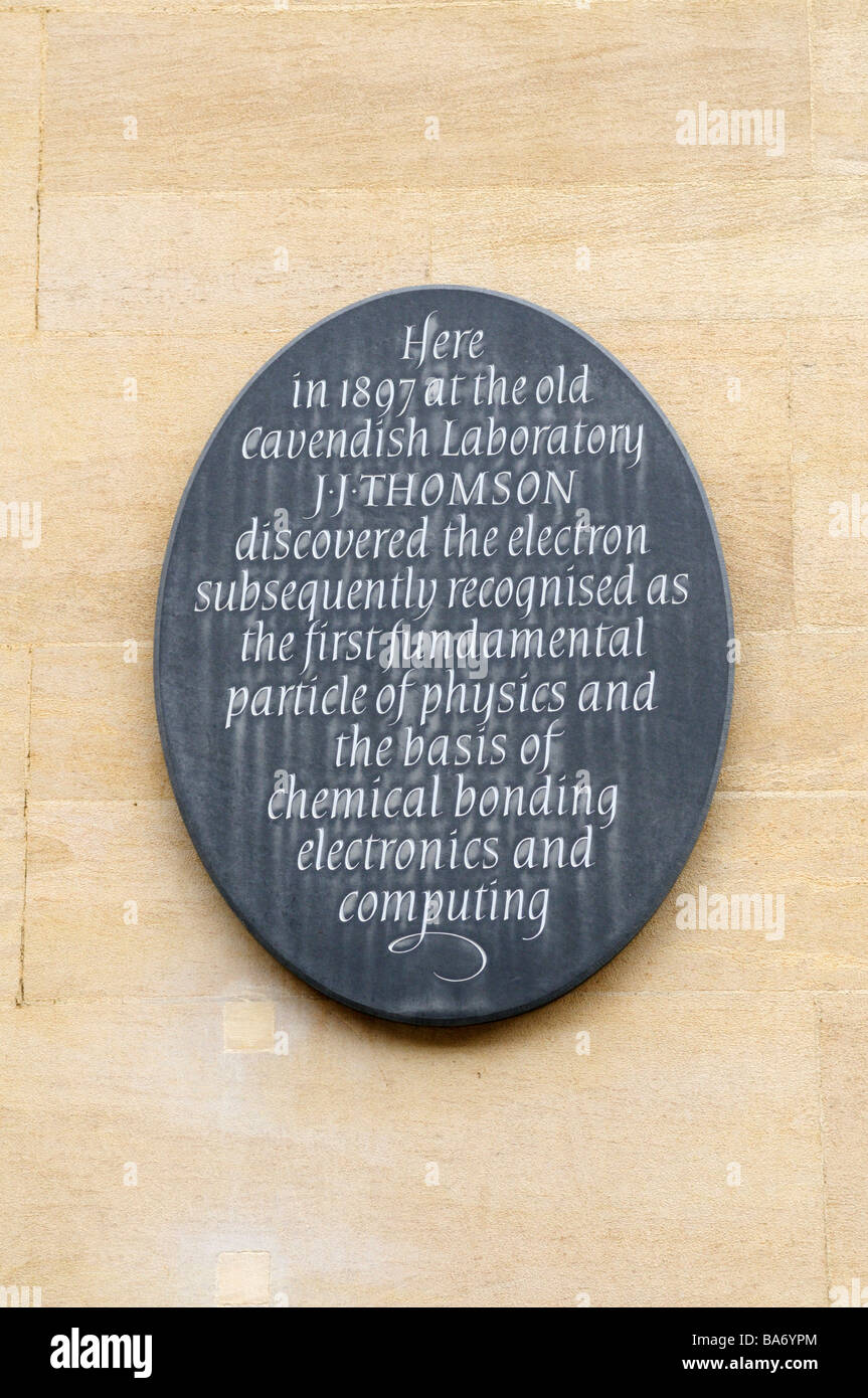 Plaque Commemorationg die Entdeckung des Elektrons auf der alten Cavendish-Laboratorium, freie Schule Lane, Cambridge England UK Stockfoto