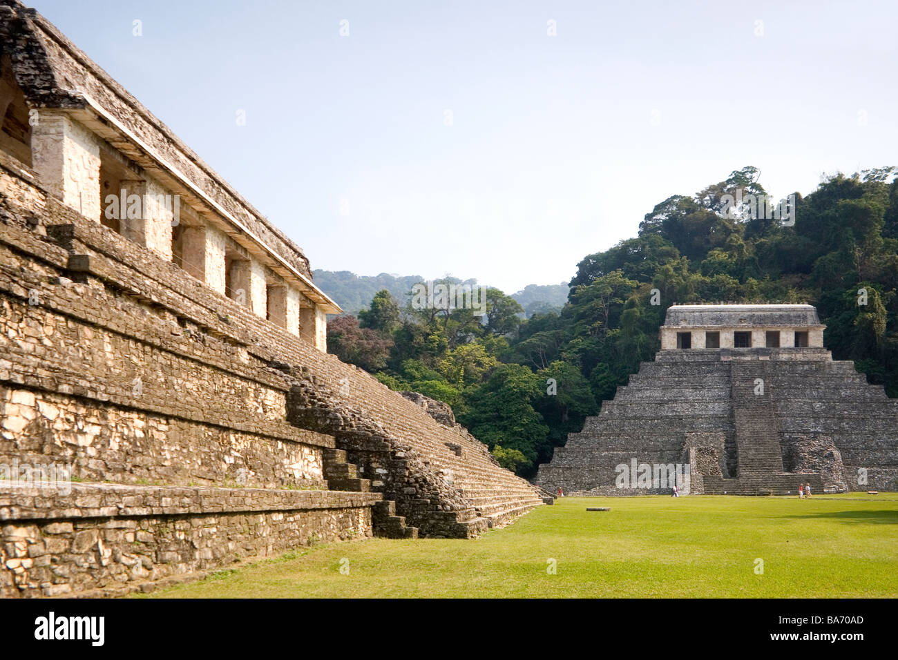 Palenque, links, den Palast und den Tempel der Inschriften Stockfoto