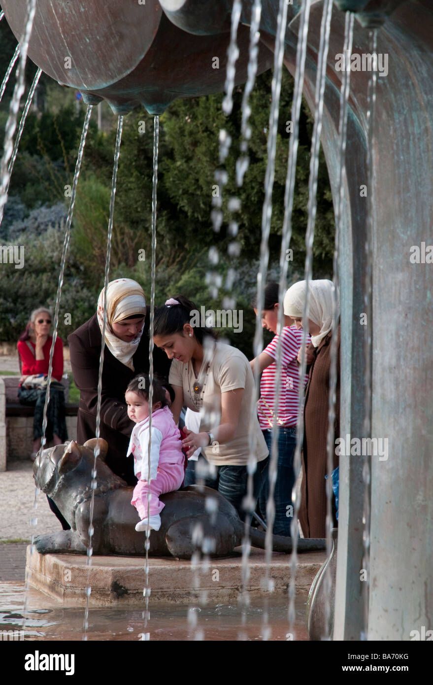 Israel Jerusalem Löwen Brunnen palästinensischen Familie genießen Sie einen Ausflug Stockfoto