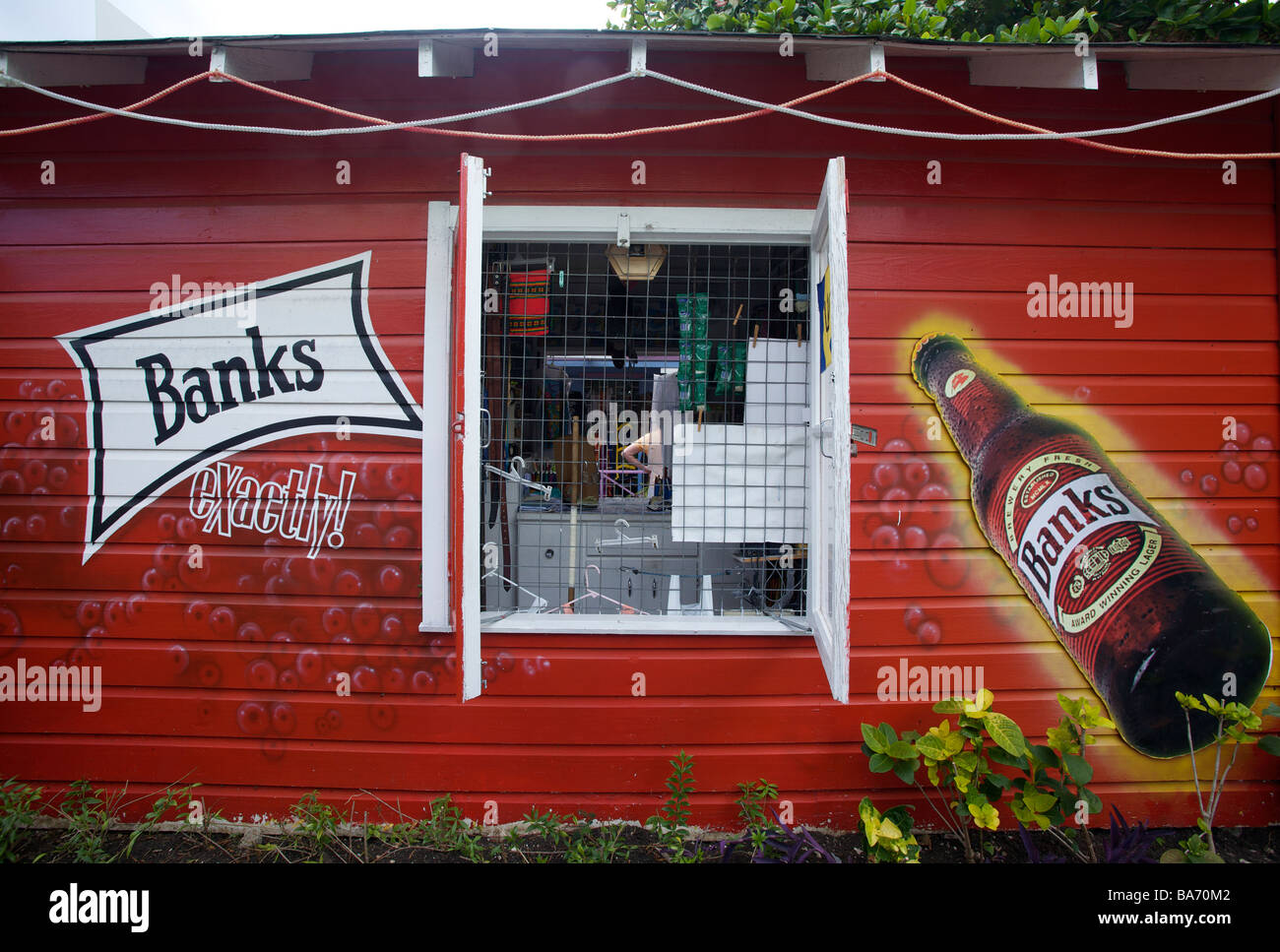 Bunte Dekoration auf ein Holzhaus in Barbados in St. Lawrence Gap, Barbados Stockfoto