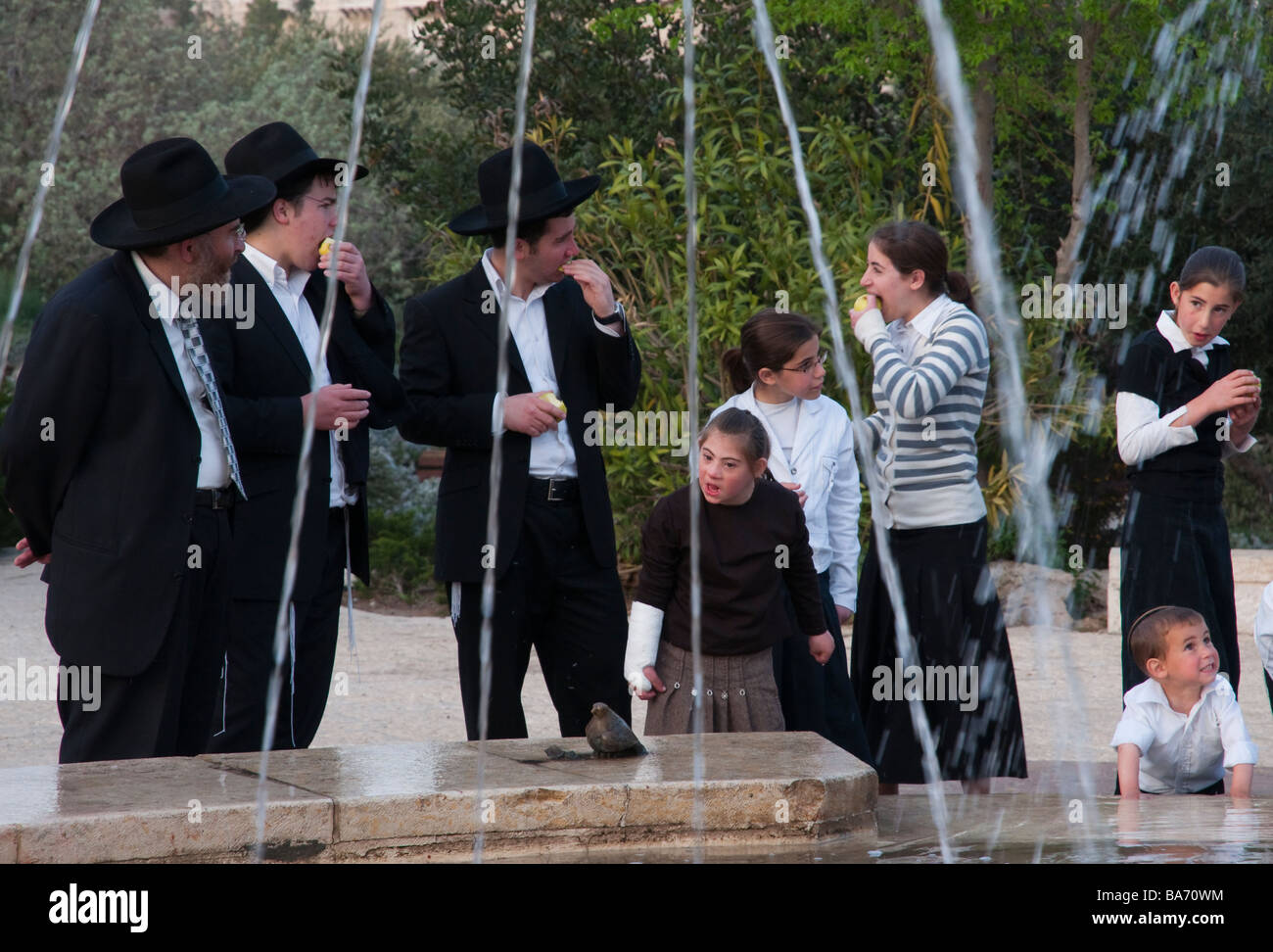 Israel Jerusalem Löwen Brunnen orthodoxen jüdische Familien genießen einen Tag Stockfoto
