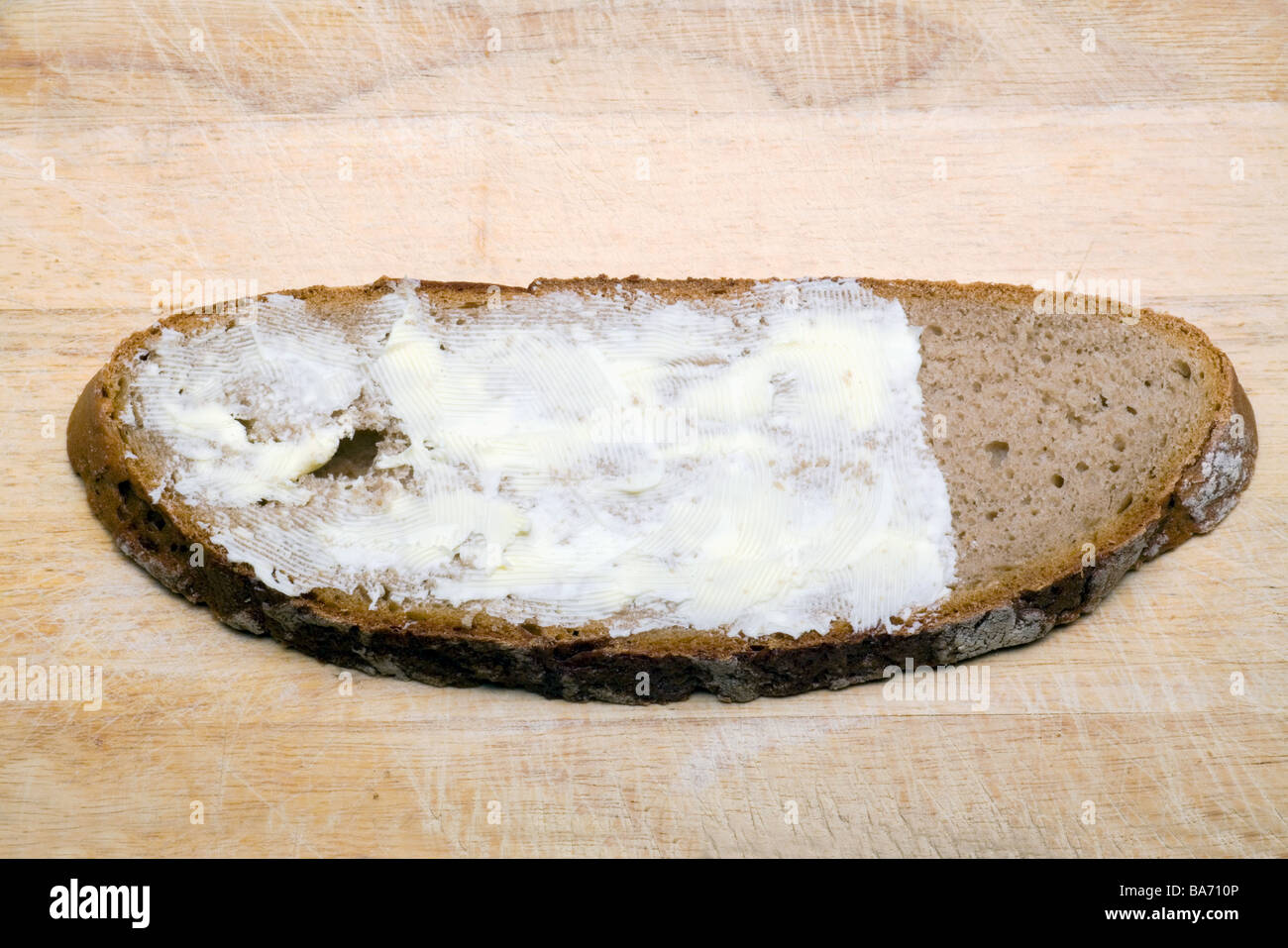 Brot-Datenträger verteilen Butter Essen Essen Grund Essen Sandwich Platte Ernährungskonzept fehlt teilweise wenig unzureichend Stockfoto