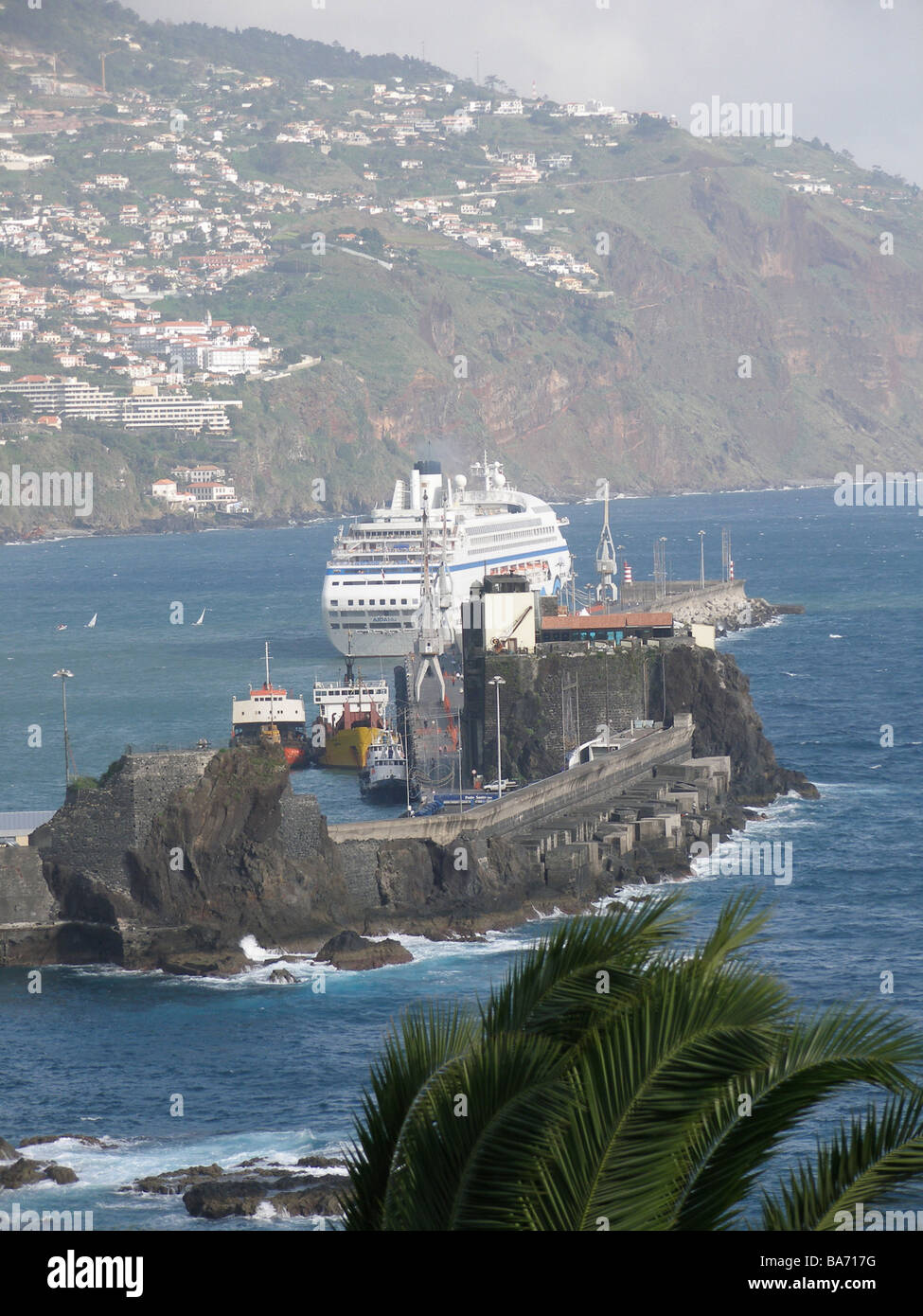 Küste Portugal Insel Madeira Funchal Hafen Fähre Meer Europa Küstenlandschaft Berg Stadt