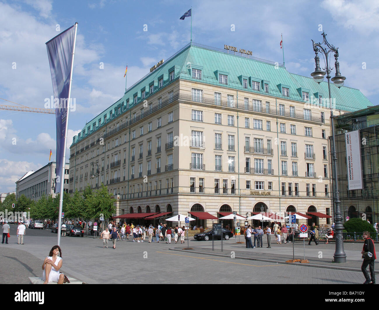 Deutschland Berlin Bezirk Berlin-Mitte Ecke Wilhelm-Straße und Parisian stellen Hotel Adlon Passanten kein Kapital Modelle Stockfoto