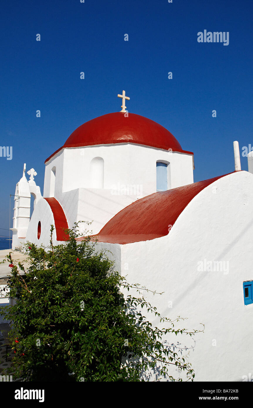 Griechenland, Kykladen, Mykonos Island, Hora, weiße Kapelle mit roten Kuppel Stockfoto