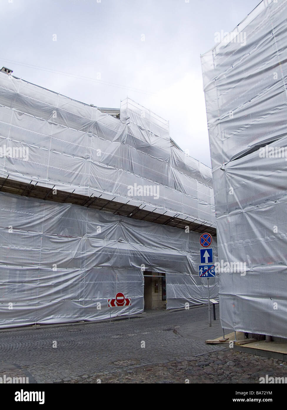 Straße Gebäude Bauarbeiten Fassaden Umhänge Detail bauten Häuser außen-Fassaden planen Abdeckung Kunststoff Stockfoto