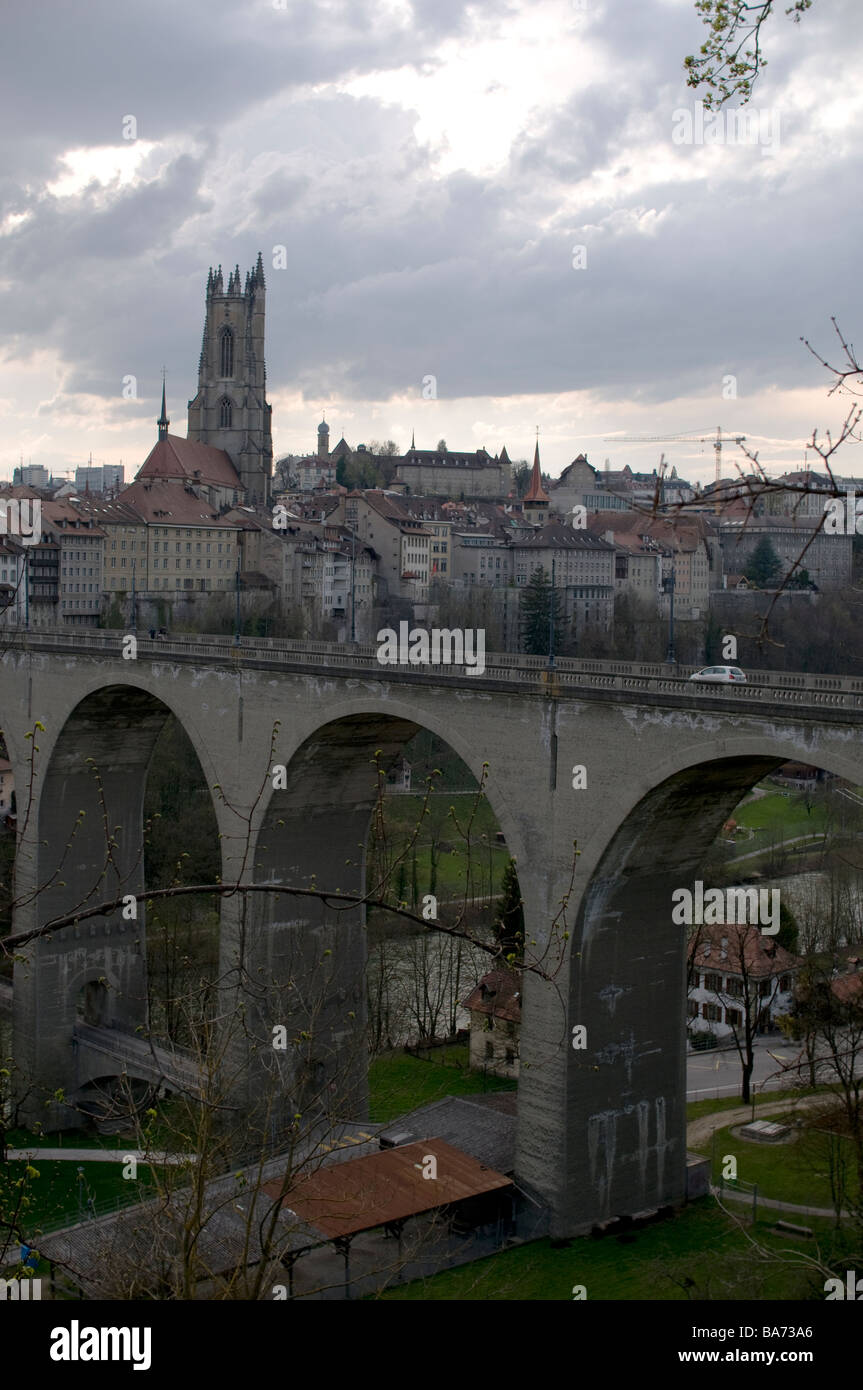 Die Zaehringen Brücke überqueren des Flusses Saane, den Horizont dominiert der Turm der Kathedrale des Heiligen Nikolaus, Fribourg, CH Stockfoto
