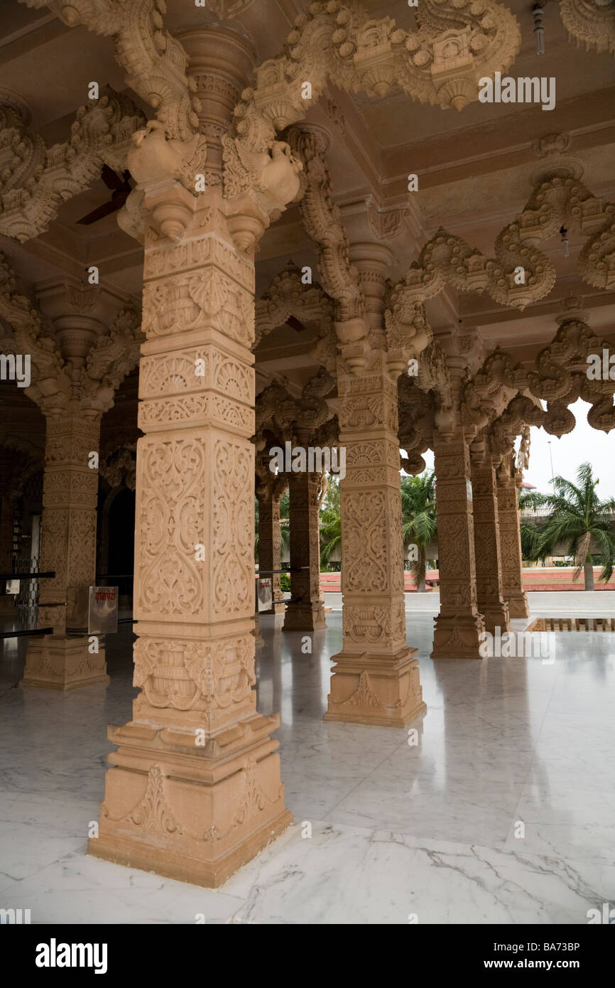 Überdachte Fläche des Herrn Baps Swaminarayan Tempels. Surat. Gujarat. Indien. Stockfoto