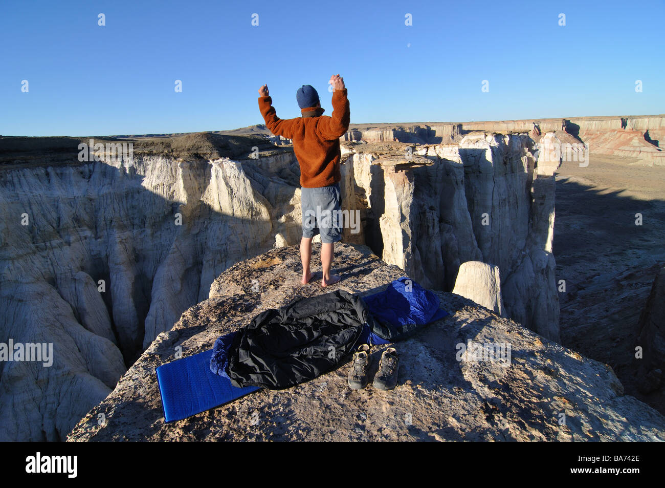 ein Wohnmobil aufwachen am Rand einer Klippe, die er auf in Coal Mine Canyon, Arizona geschlafen Stockfoto