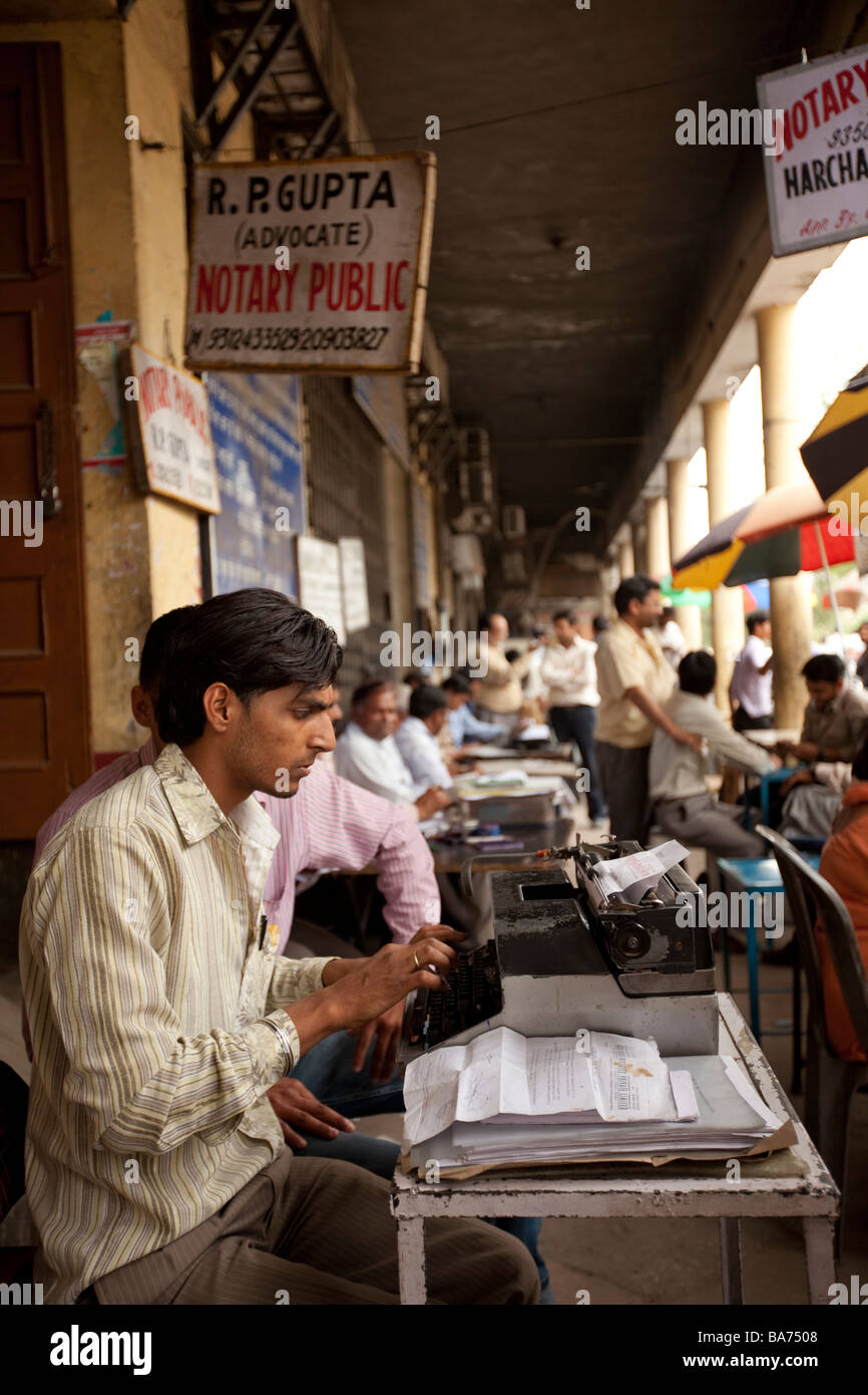 Ein Notar Schreiber Typen Dokumente auf einer Schreibmaschine auf der Straße in Alt-Delhi vor den Büros der Rechtsanwälte. Stockfoto