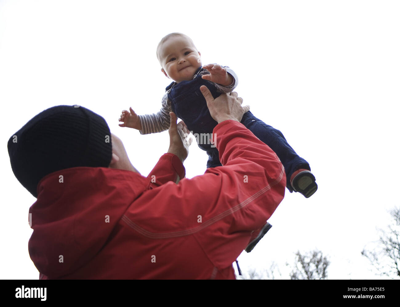 Vater Baby Menschen wirft Mann Elternteil Vaterschaft Jacke rote Kappe  Kopfbedeckung Liebe Glück Gefühle, die Emotionen Spaß Glück Kind spielt  Stockfotografie - Alamy