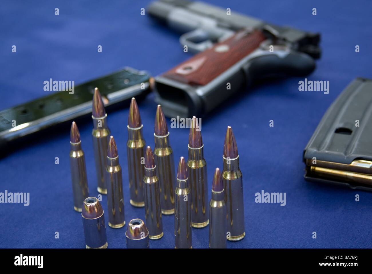 Eine Vielzahl von Waffen und Munition stehen bereit für die Verwendung für militärische oder polizeiliche mit taktische Einsätze oder Startseite Verteidigung. Stockfoto