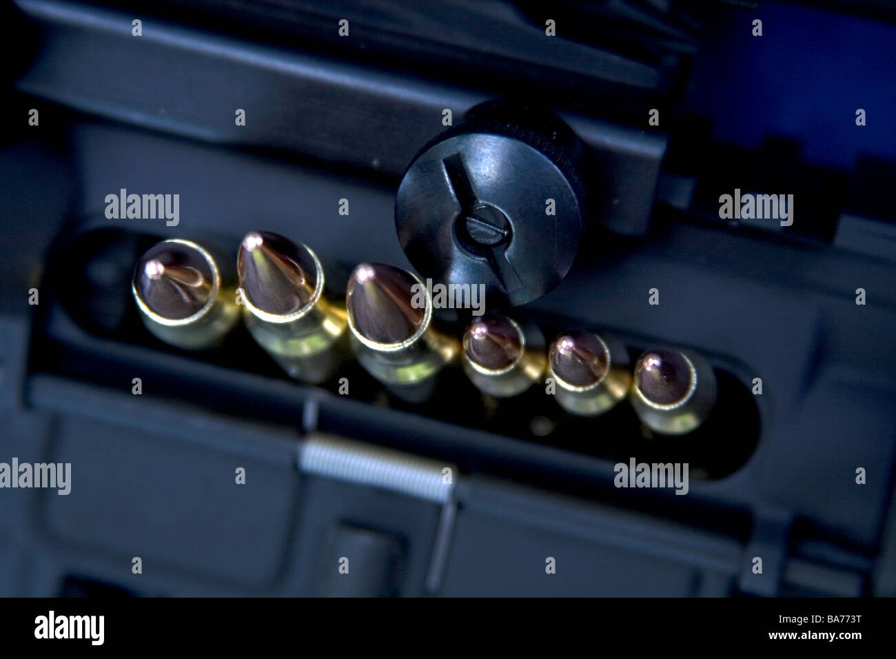 Verschiedene Kugeln sind in der Kammer eines automatischen Gewehr bereit.  Werden sie für Krieg oder Schutz werden verwendet? 2. Änderung Stockfoto