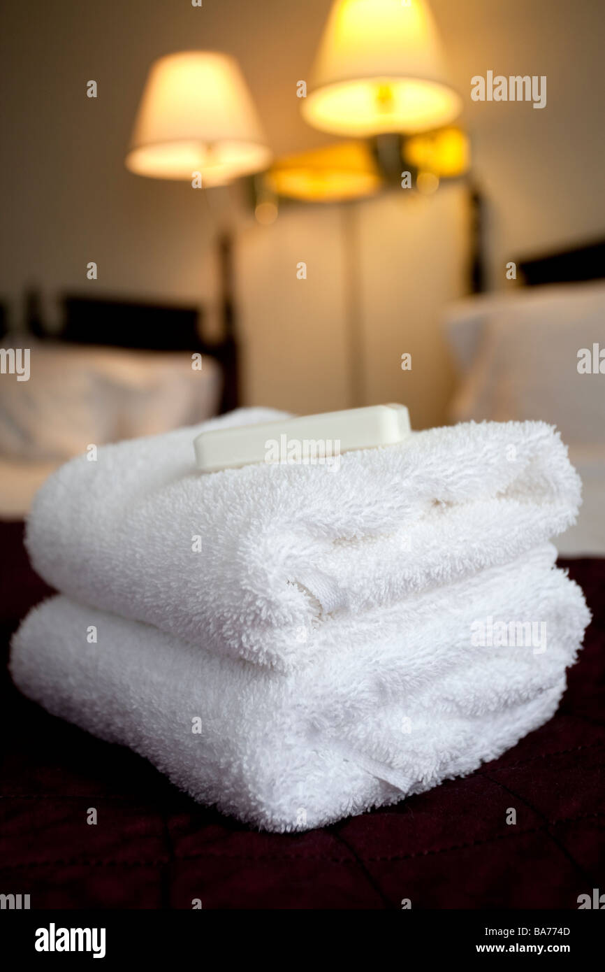 Stapel Handtücher und Seife auf einem Hotelbett Stockfoto
