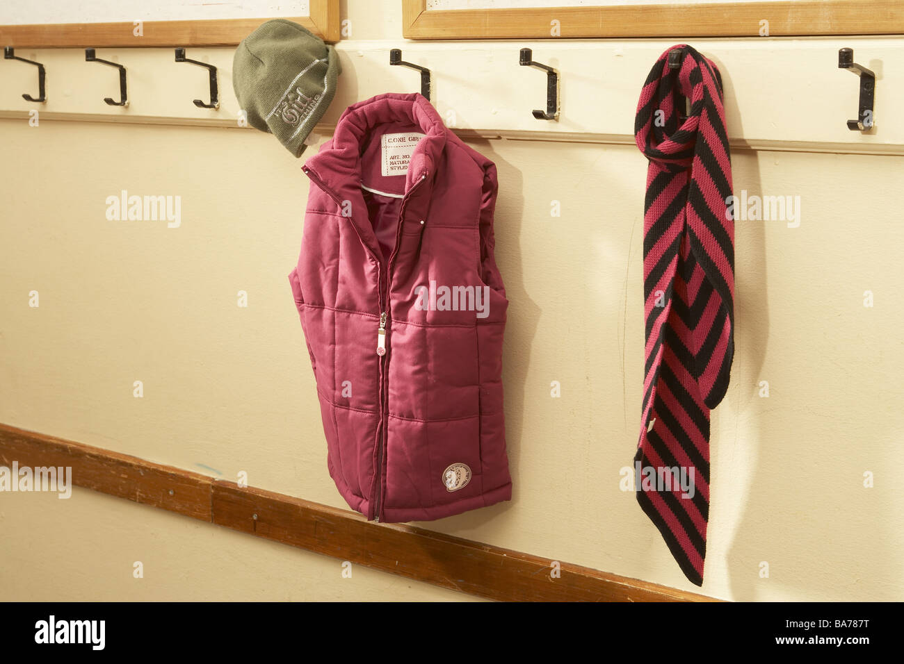 Schultaschen für Kinder, die in einer Garderobe der Grundschule an den Haken  hängen Stockfotografie - Alamy