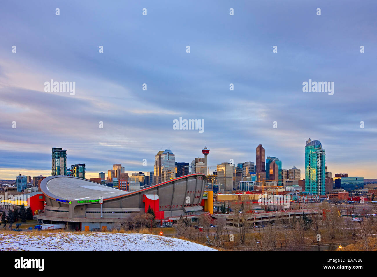 Der Saddledome mit Hochhäusern und dem Calgary Tower im Hintergrund Stadt von Calgary Alberta Kanada Stockfoto