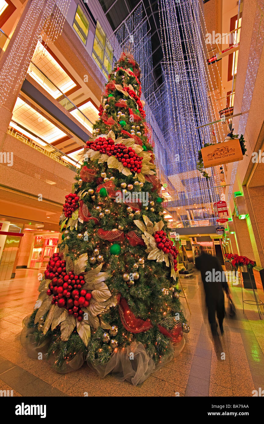 Dekorierten Weihnachtsbaum in der Banker Hall shopping Atrium in der Stadt Calgary Alberta, Kanada Stockfoto