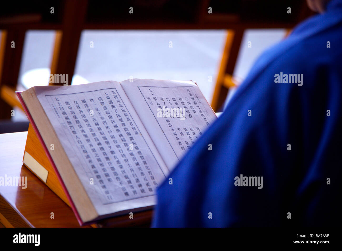 Mann in chinesische Kostüm lesen am Schreibtisch Rückansicht Stockfoto