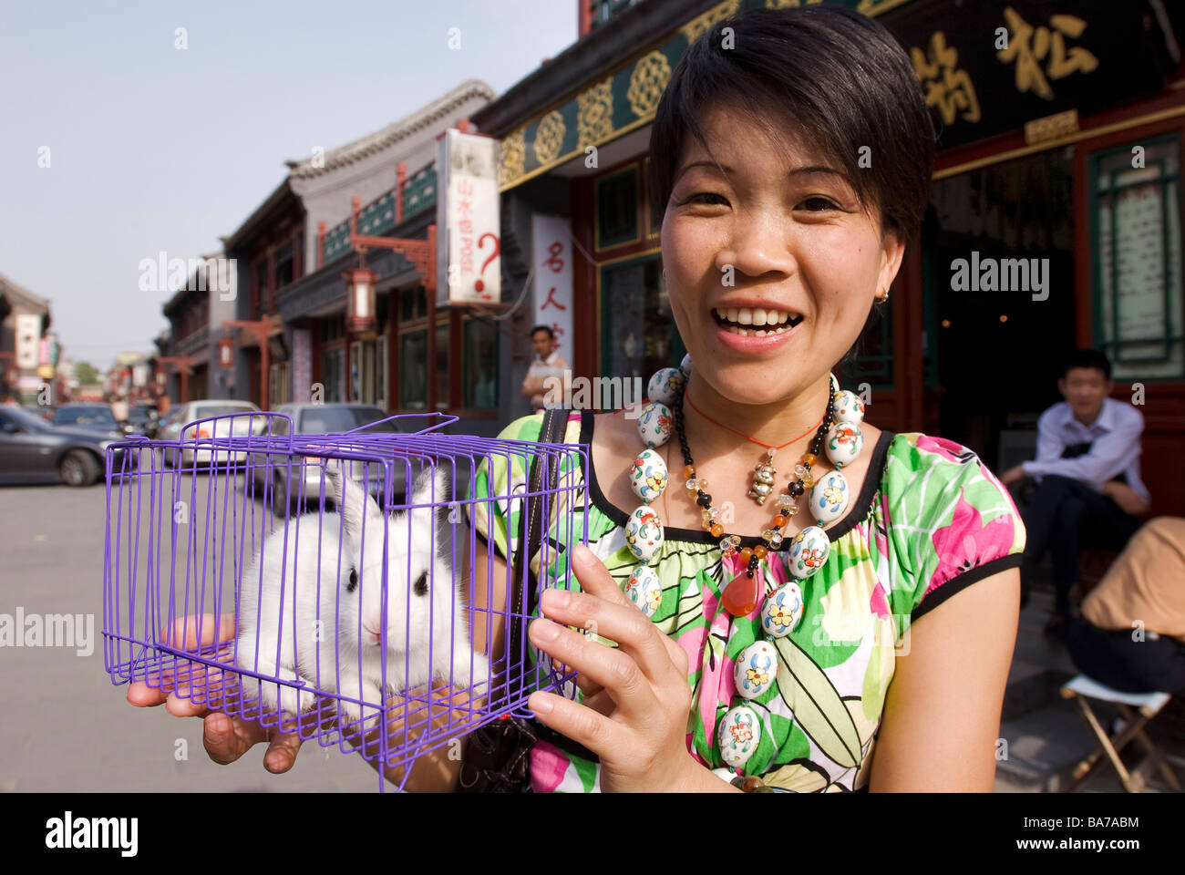 China, Peking, zu Fuß ihr Kaninchen auf der Antiquitätenhändler Straße Stockfoto