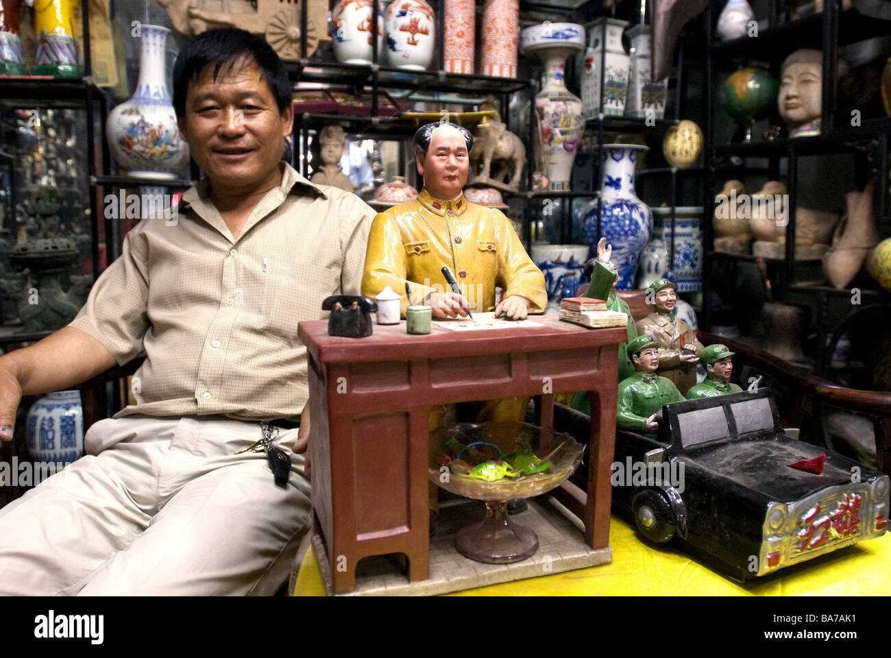 China, Beijing, verkaufte Objekte Whorshipping Mao Zedong auf dem Antiquitätenhändler Straße Stockfoto