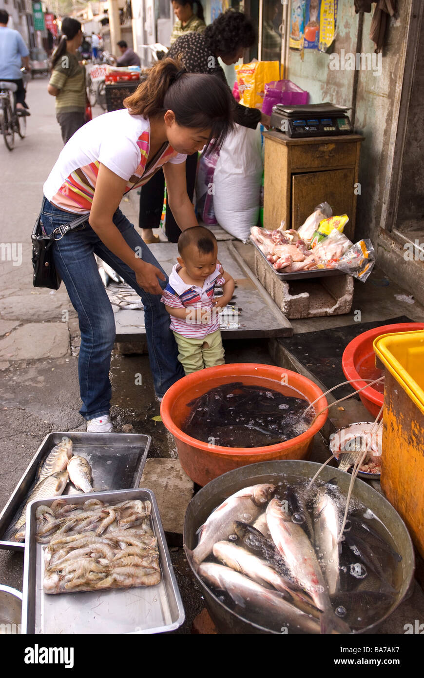 China, Beijing, Verkauf von lebenden Fischen in einer beliebten Gegend Stockfoto