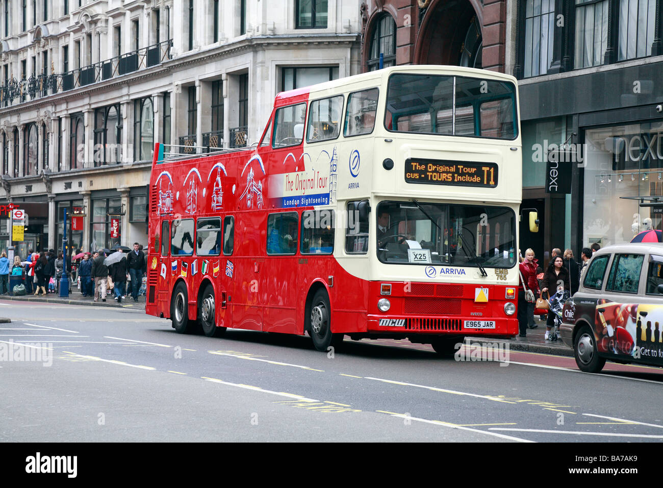 Sightseeing Tour Bus auf der Regent Street, London, England, UK. Stockfoto