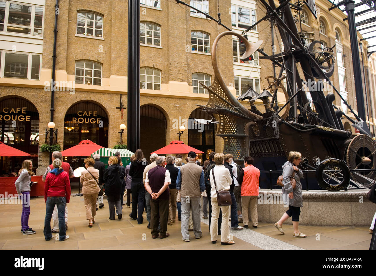 Touristen, die gerne bei den Seefahrern Skulptur von David Kemp in Hay es Galleria London UK Stockfoto